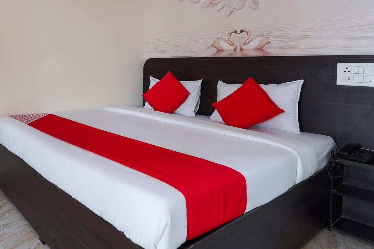 Oyo Flagship 68474 Hotel Viraj Poona Buitenkant foto