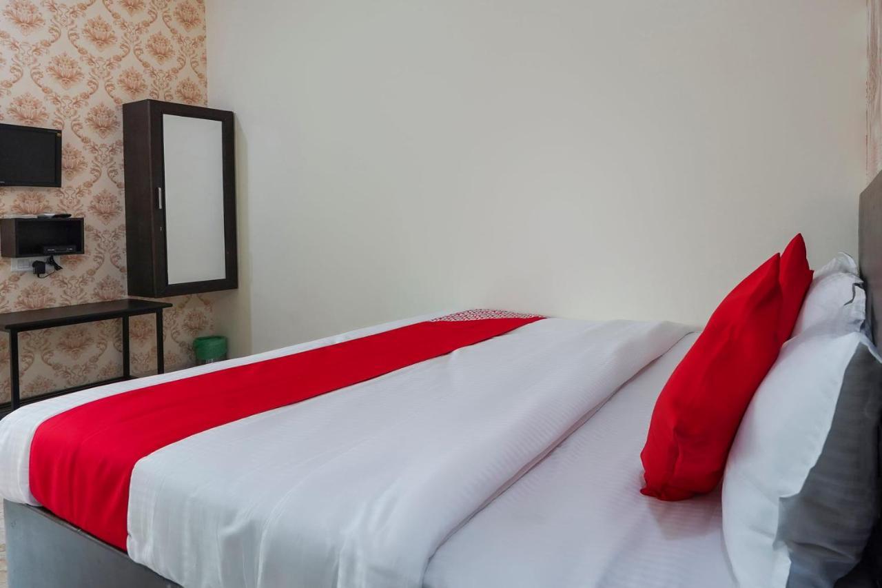 Oyo Flagship 68474 Hotel Viraj Poona Buitenkant foto